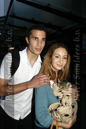 Schiphol 26 juni 2006
Aankomst nederlands elftal na wk.
Robin v Persie met zijn vrouw Bouchra met een poesje.
Peter Smulders bv
