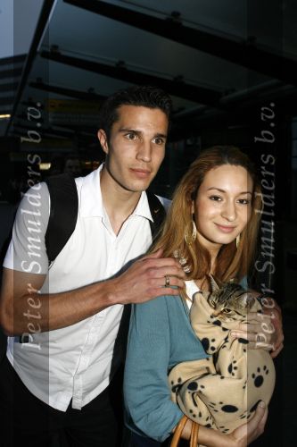 Schiphol 26 juni 2006
Aankomst nederlands elftal na wk.
Robin v Persie met zijn vrouw Bouchra met een poesje.
Peter Smulders bv