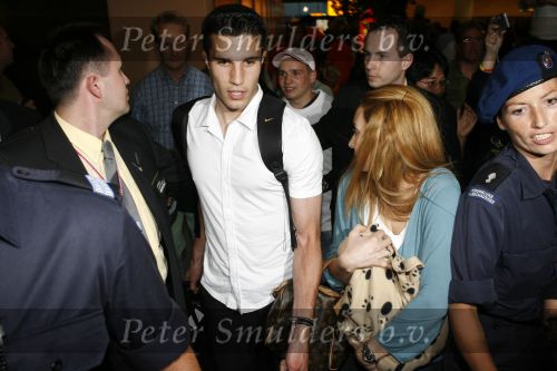 Schiphol 26 juni 2006
Aankomst nederlands elftal na wk.
Robin v Persie met zijn vrouw Bouchra met een poesje.
Peter Smulders bv
