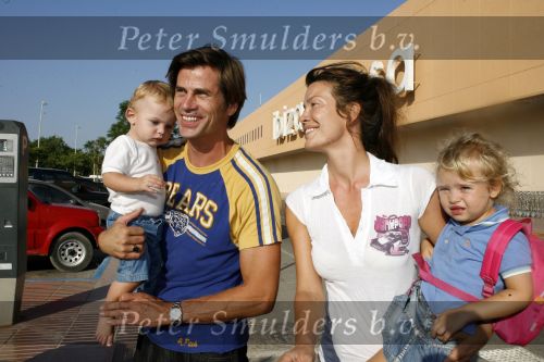 Ibiza 28 juli 2006
Marc v d Loo en Robine v d Meer arriveren op het vliegveld van Ibiza met hun 2 kinderen.