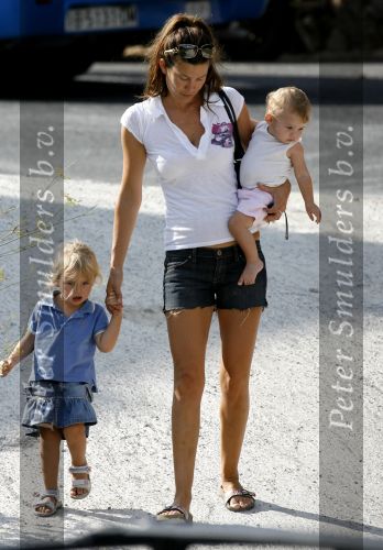 Ibiza 29 juli 2006
Robine v d Meer gaat boodschappen doen met haar zoontje en dochtertje