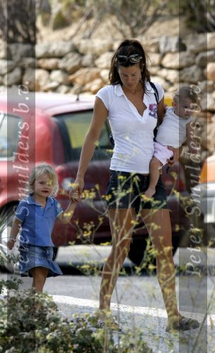 Ibiza 29 juli 2006
Robine v d Meer gaat boodschappen doen met haar zoontje en dochtertje