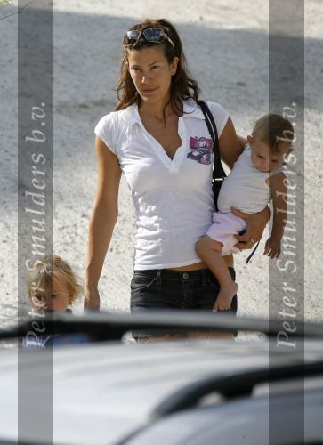 Ibiza 29 juli 2006
Robine v d Meer gaat boodschappen doen met haar zoontje en dochtertje