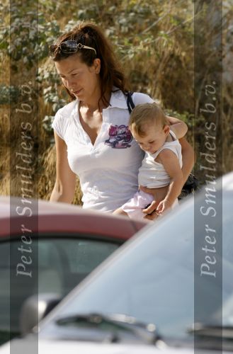 Ibiza 29 juli 2006
Robine v d Meer gaat boodschappen doen met haar zoontje en dochtertje