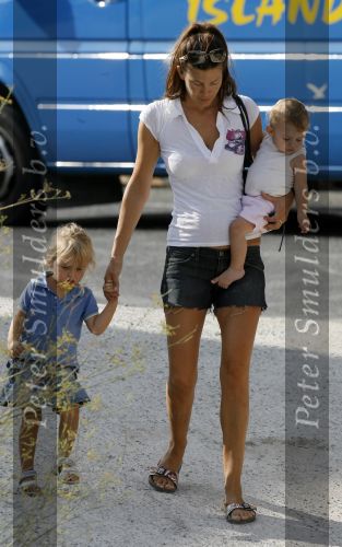 Ibiza 29 juli 2006
Robine v d Meer gaat boodschappen doen met haar zoontje en dochtertje