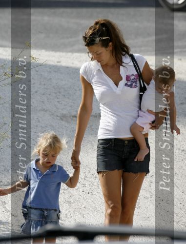 Ibiza 29 juli 2006
Robine v d Meer gaat boodschappen doen met haar zoontje en dochtertje