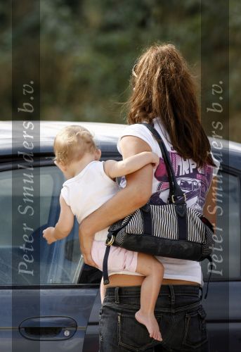 Ibiza 29 juli 2006
Robine v d Meer gaat boodschappen doen met haar zoontje en dochtertje