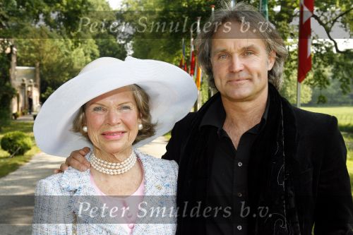 Breukelen 7 juni 2006
Haringparty op Neijenrode.
Roland Jan heyn met zijn moeder Hank Heyn
Peter Smulders bv