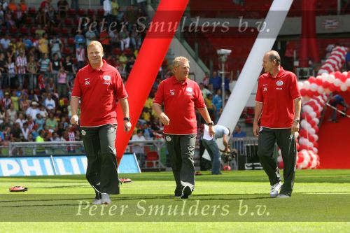 Eindhoven, 31 Juli 2006
Jaarlijkse Open Dag bij PSV met 27.000 toeschouwers
Ronald Koeman met zijn assistenten Tonny Bruins Slot en Jan Wouters