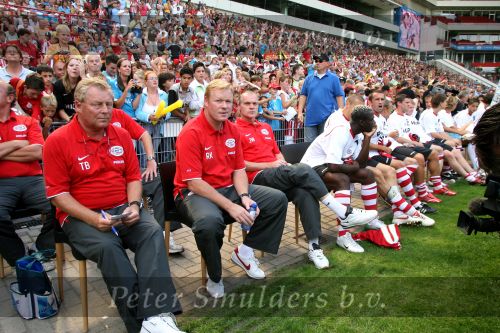Eindhoven, 31 Juli 2006
Jaarlijkse Open Dag bij PSV met 27.000 toeschouwers
Ronald Koeman met zijn assistenten Tonny Bruins Slot en Jan Wouters