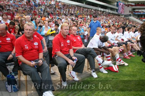 Eindhoven, 31 Juli 2006
Jaarlijkse Open Dag bij PSV met 27.000 toeschouwers
Ronald Koeman met zijn assistenten Tonny Bruins Slot en Jan Wouters