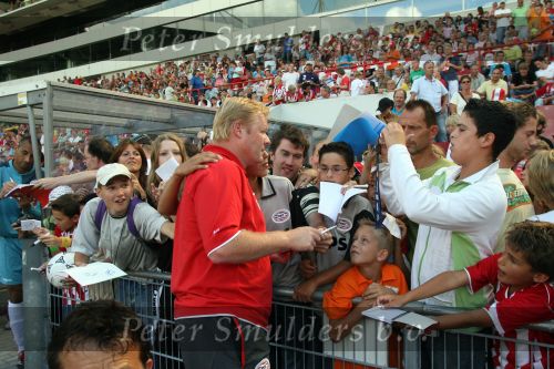 Eindhoven, 31 Juli 2006 Open Dag PSV 2006
27000 Toeschouwers. 
Ronald Koeman deelt handtekeningen uit aan jonge fans.