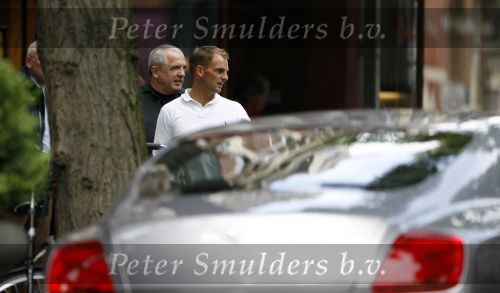 Amsterdam 17 augustus 2006
RONALD de Boer zijn Bentley coupe op de cornelis schuytstraat. Hij heeft een kenteken uit Qatar.