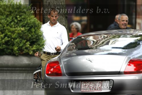 Amsterdam 17 augustus 2006
Ronald de Boer zijn Bentley coupe op de cornelis schuytstraat. Hij heeft een kenteken uit Qatar.