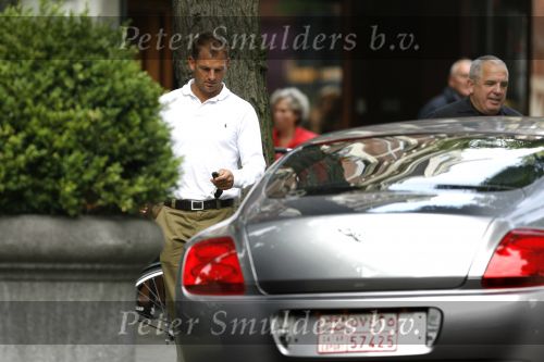 Amsterdam 17 augustus 2006
Ronald de Boer zijn Bentley coupe op de cornelis schuytstraat. Hij heeft een kenteken uit Qatar.