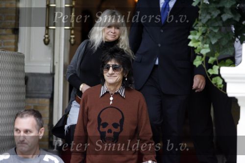 Amsterdam 2 augustus 2006
The Rolling stones vertrekken uit het amstel. Ronnie Wood met zijn vrouw.