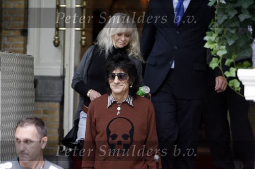 Amsterdam 2 augustus 2006
The Rolling stones vertrekken uit het amstel. Ronnie Wood met zijn vrouw.