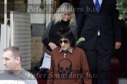 Amsterdam 2 augustus 2006
The Rolling stones vertrekken uit het amstel. Ronnie Wood met zijn vrouw.