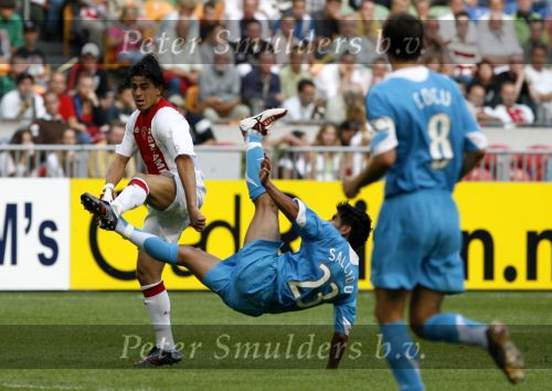 Amsterdam 13 augustus 2006
AJAX-PSV 3-1 om de Johan Cruyffschaal in de arena.
Rosales in duel met Carlos Salcido.
Peter Smulders bv