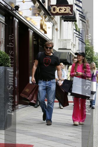 Amsterdam 23 augustus 2006
Gerard Joling en Rossana Lima shoppen op de pc hooftstraat.