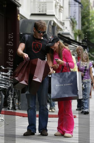 Amsterdam 23 augustus 2006
Gerard Joling en Rossana Lima shoppen op de pc hooftstraat.