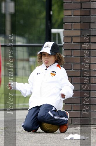 Amsterdam 2 juni 2006
Justin Kluivert op training bij de ajax jeugd. Justin is gescout door AJAX. Papa Patrick en moeder Angela waren natuurlijk bij de eerste training. Ruben Kluivert
Peter Smulders bv