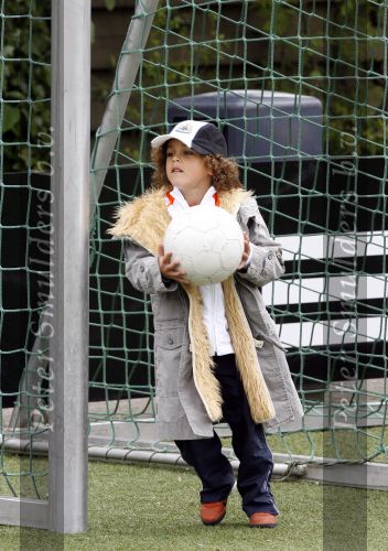 Amsterdam 2 juni 2006
Justin Kluivert op training bij de ajax jeugd. Justin is gescout door AJAX. Papa Patrick en moeder Angela waren natuurlijk bij de eerste training. Ruben Kluivert
Peter Smulders bv