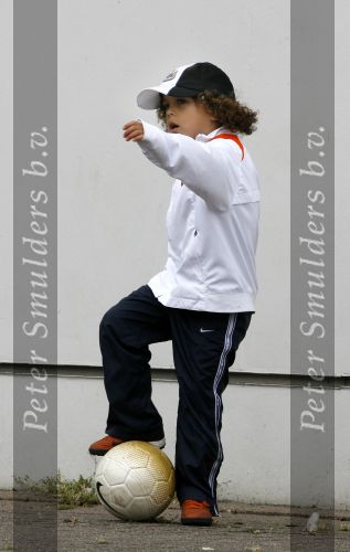 Amsterdam 2 juni 2006
Justin Kluivert op training bij de ajax jeugd. Justin is gescout door AJAX. Papa Patrick en moeder Angela waren natuurlijk bij de eerste training. Ruben Kluivert
Peter Smulders bv