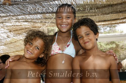 Ibiza 27 juli 2006
Joelle Gullit   en Justin Kluivert en Ruben Kluivert op Ibiza.