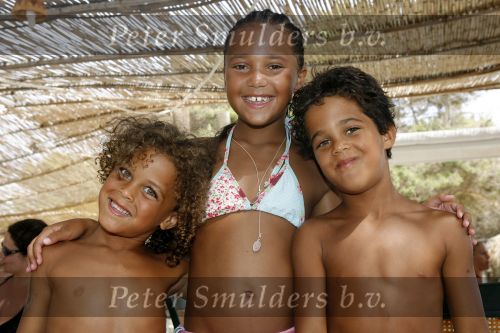 Ibiza 27 juli 2006
Joelle Gullit   en Justin Kluivert en Ruben Kluivert op Ibiza.
