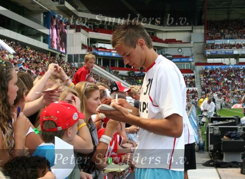 Eindhoven, 31 Juli 2006
Jaarlijkse Open Dag bij PSV met 27.000 toeschouwers
Ruud Boffin deelt handtekeningen uit