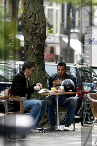 Amsterdam 7 juni 2006
Ruud Gullit eet broodje bij v Dam op de cornelis schuytstraat
Peter Smulders bv
