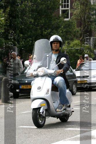 Amsterdam 7 juni 2006
Ruud Gullit op zijn vespa scooter in Amsterdam
Peter Smulders bv