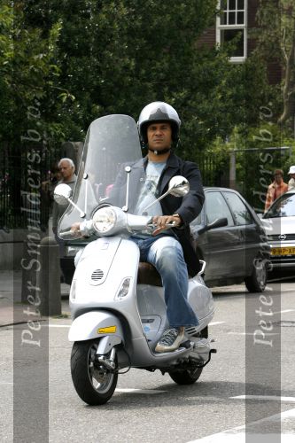 Amsterdam 7 juni 2006
Ruud Gullit op zijn vespa scooter in Amsterdam
Peter Smulders bv