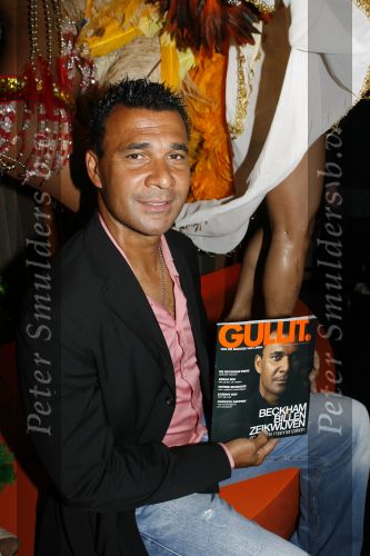 Amsterdam 19 mei 2006
Presentatie blad Gullit in vak zuid.
Ruud met water
Peter Smulders bv