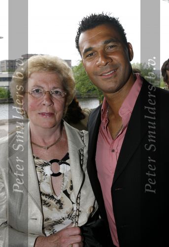 Amsterdam 19 mei 2006
Presentatie blad Gullit in vak zuid.
Ruud met zijn moeder.