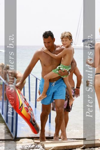 Ibiza 27 juli 2006
Ruud Gullit op vakantie met Estelle Joelle en Maxim op Ibiza.