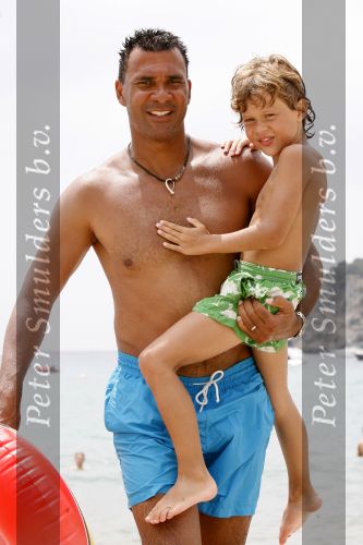 Ibiza 27 juli 2006
Ruud Gullit op vakantie met Estelle Joelle en Maxim op Ibiza.