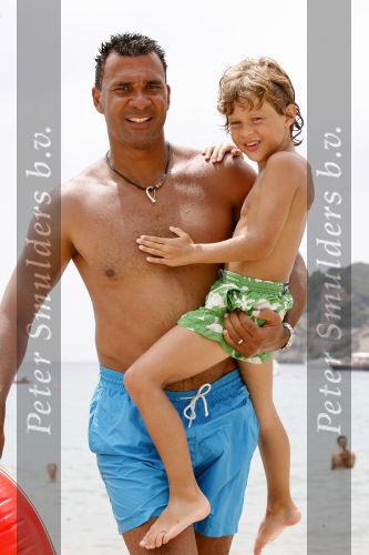 Ibiza 27 juli 2006
Ruud Gullit op vakantie met Estelle Joelle en Maxim op Ibiza.