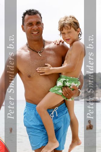 Ibiza 27 juli 2006
Ruud Gullit op vakantie met Estelle Joelle en Maxim op Ibiza.