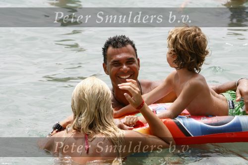 Ibiza 27 juli 2006
Ruud Gullit op vakantie met Estelle Joelle en Maxim op Ibiza.