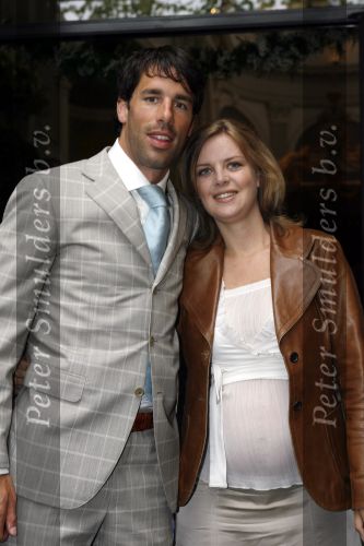 Amsterdam 20 mei 2006
Edwin v d Sar en zijn vrouw Annemarie trouwen in Amsterdam.
Ruud v Nistelrooy met zijn zwangere vrouw Leontine