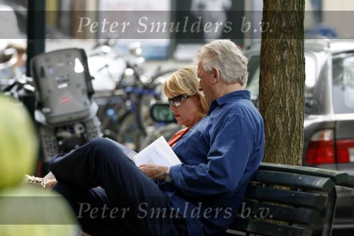 Amsterdam 7 juni 2006
Sheila de Vries samen met haar man op een bankje voor haar winkel
Peter Smulders bv