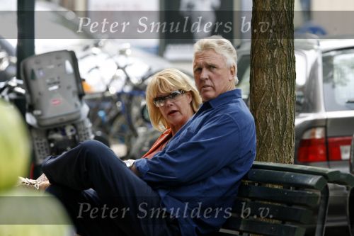 Amsterdam 7 juni 2006
Sheila de Vries samen met haar man op een bankje voor haar winkel
Peter Smulders bv