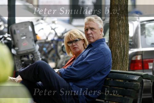 Amsterdam 7 juni 2006
Sheila de Vries samen met haar man op een bankje voor haar winkel
Peter Smulders bv