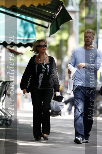 Amsterdam 14 juli 2006
Sheila de vries aan het winkelen met haar zoon.
