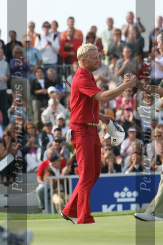 Zandvoort, 13 Augustus 2006 Dutch KLM Open Golf 2006
Kennemer Golfclub
Winnaar Simon Dyson uit Engeland maakt zijn winnende put in de playoff en wordt gefeliciteerd door Richard Greene
