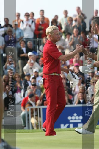 Zandvoort, 13 Augustus 2006 Dutch KLM Open Golf 2006
Kennemer Golfclub
Winnaar Simon Dyson uit Engeland maakt zijn winnende put in de playoff en wordt gefeliciteerd door Richard Greene