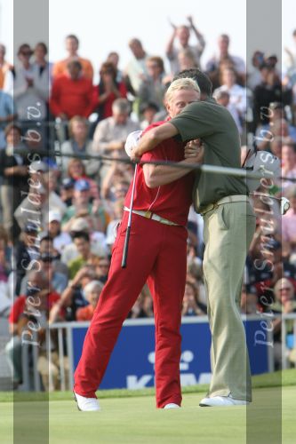 Zandvoort, 13 Augustus 2006 Dutch KLM Open Golf 2006
Kennemer Golfclub
Winnaar Simon Dyson uit Engeland maakt zijn winnende put in de playoff en wordt gefeliciteerd door Richard Greene