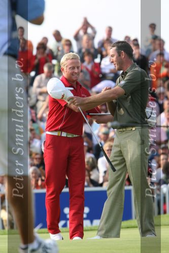 Zandvoort, 13 Augustus 2006 Dutch KLM Open Golf 2006
Kennemer Golfclub
Winnaar Simon Dyson uit Engeland maakt zijn winnende put in de playoff en wordt gefeliciteerd door Richard Greene